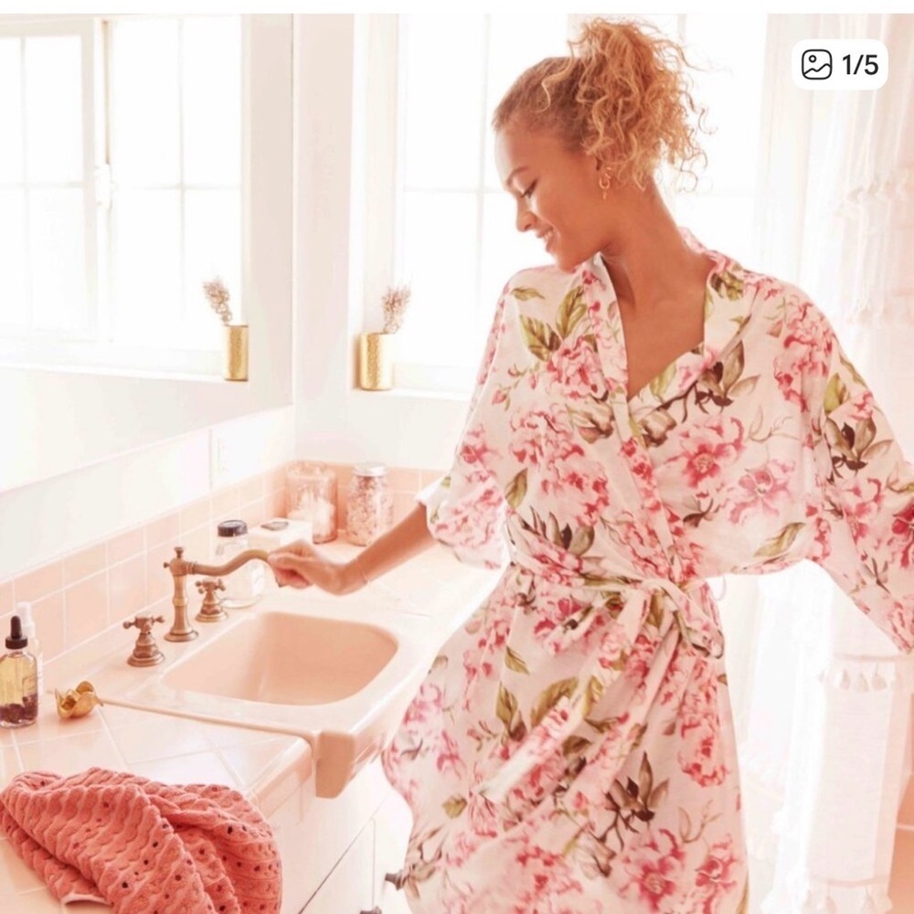 Show me your mumu floral robe